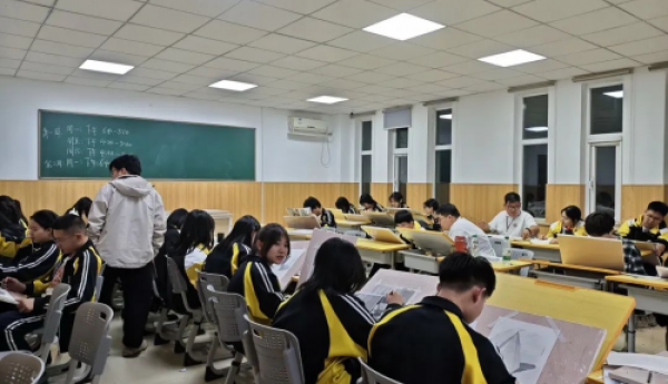 天津华衡高级中学美术社团：用画笔描绘青春，用色彩点亮梦想