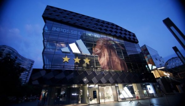 受梅西中国行带动，阿迪达斯同款T恤一件难求、三里屯店现排队潮