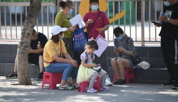 今年这个夏天，幼儿园遇“冷”，小学遇“热”