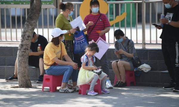 今年这个夏天，幼儿园遇“冷”，小学遇“热”